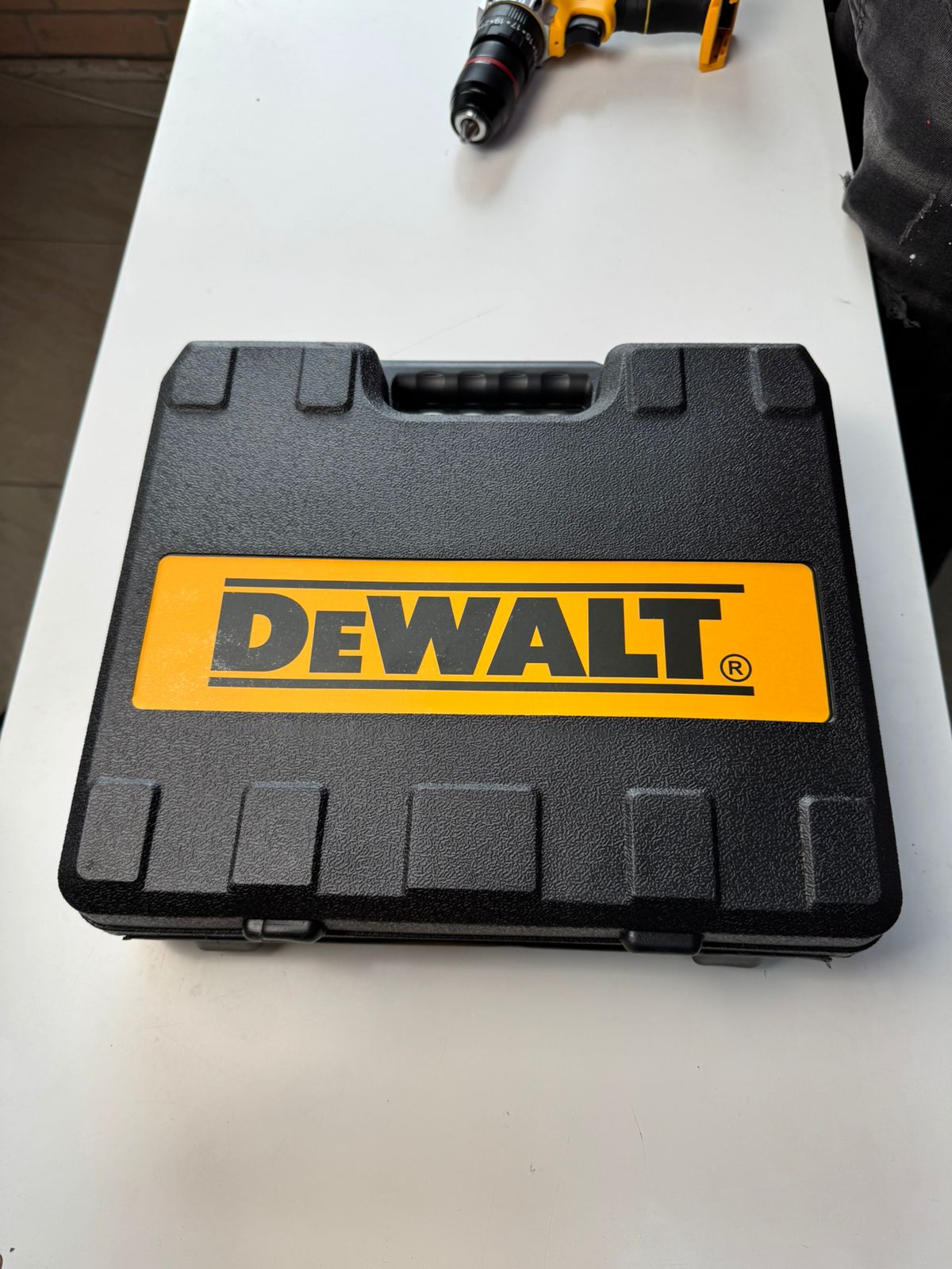 Taladro  DEWALT 68 Voltios -Inalámbrico con MALETIN DE ACCESORIOS