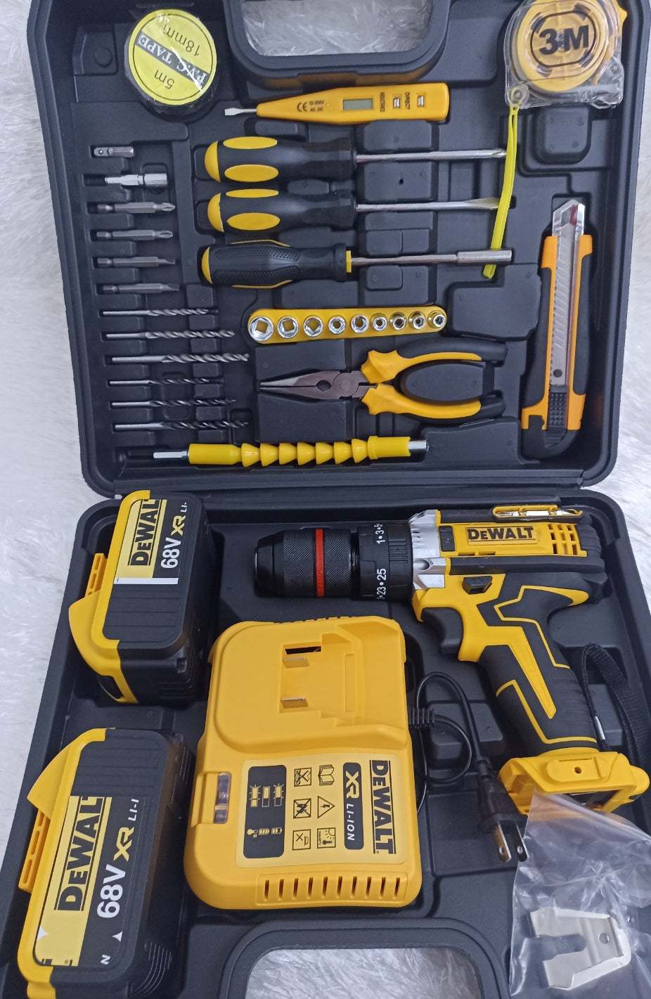 Taladro  DEWALT 68 Voltios -Inalámbrico con MALETIN DE ACCESORIOS